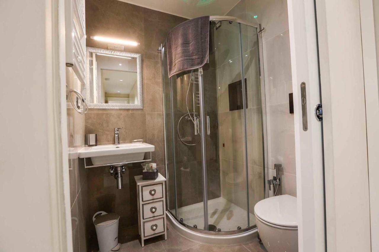 Single Room Private External Bathroom