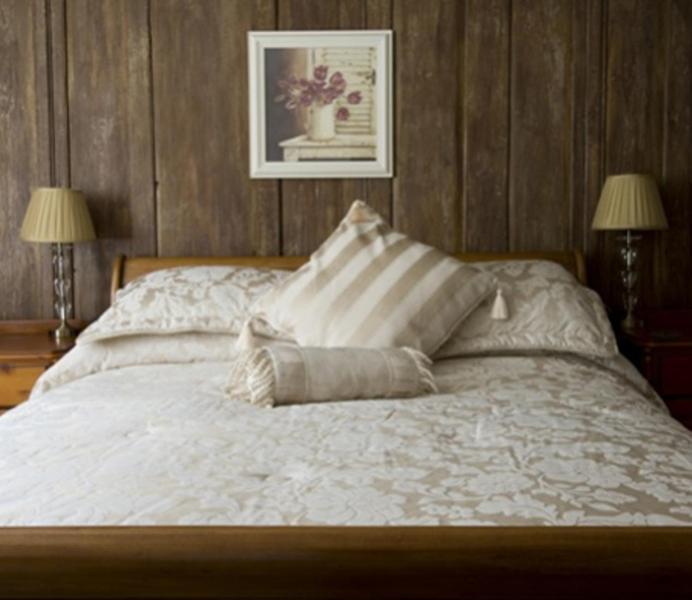 Habitación con cama extragrande.
