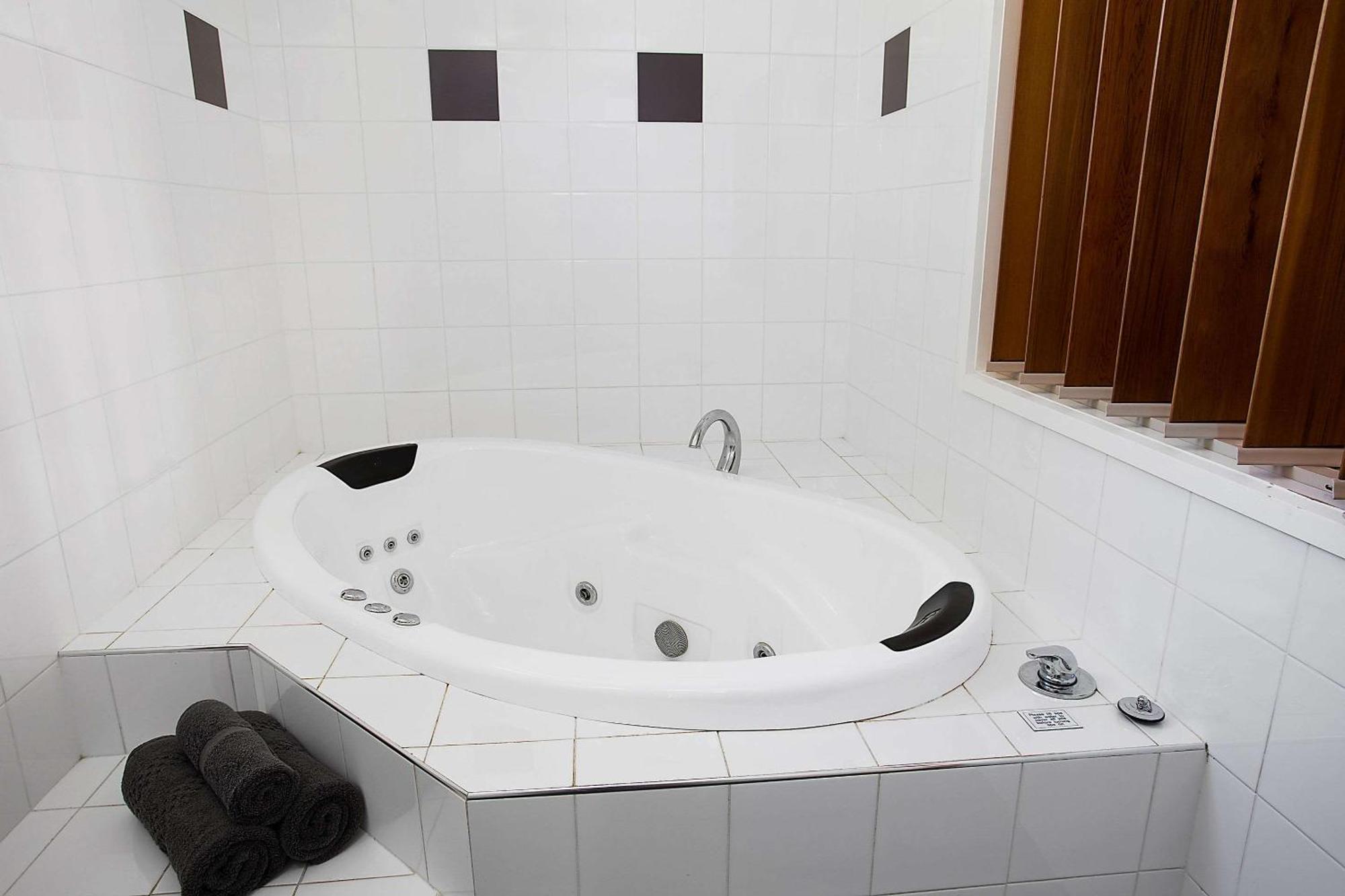 Executive Queen Spa Suite with Whirlpool - Non smoking