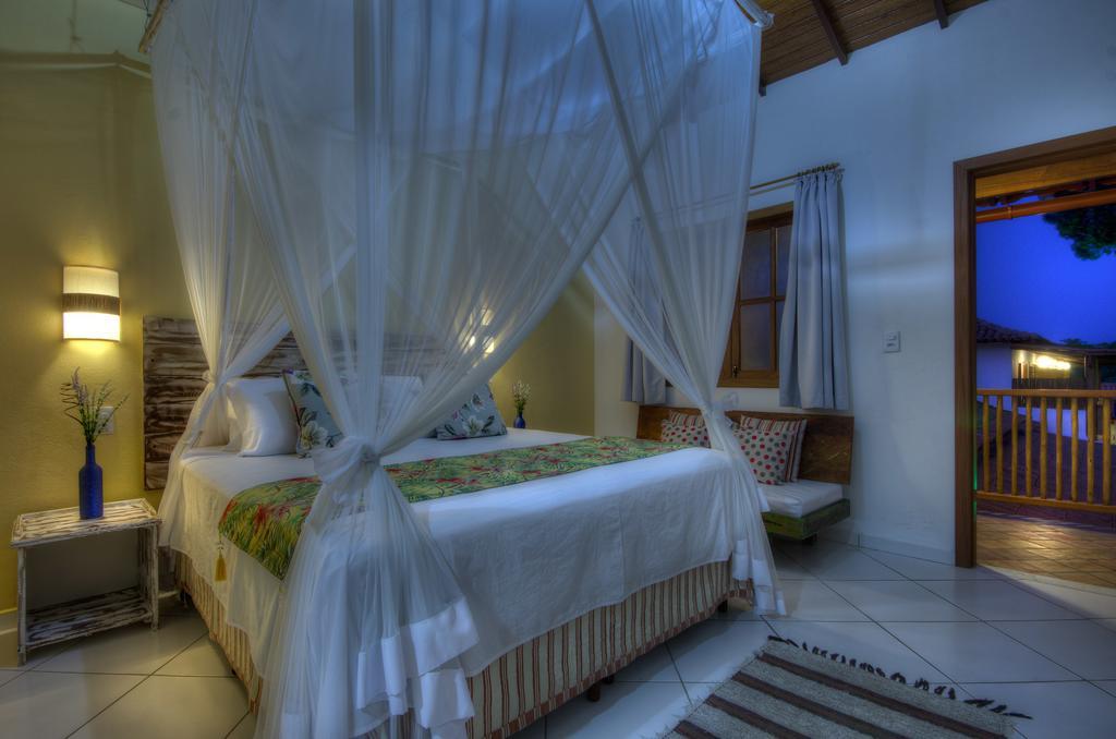 Habitación con cama grande y bañera de hidromasaje