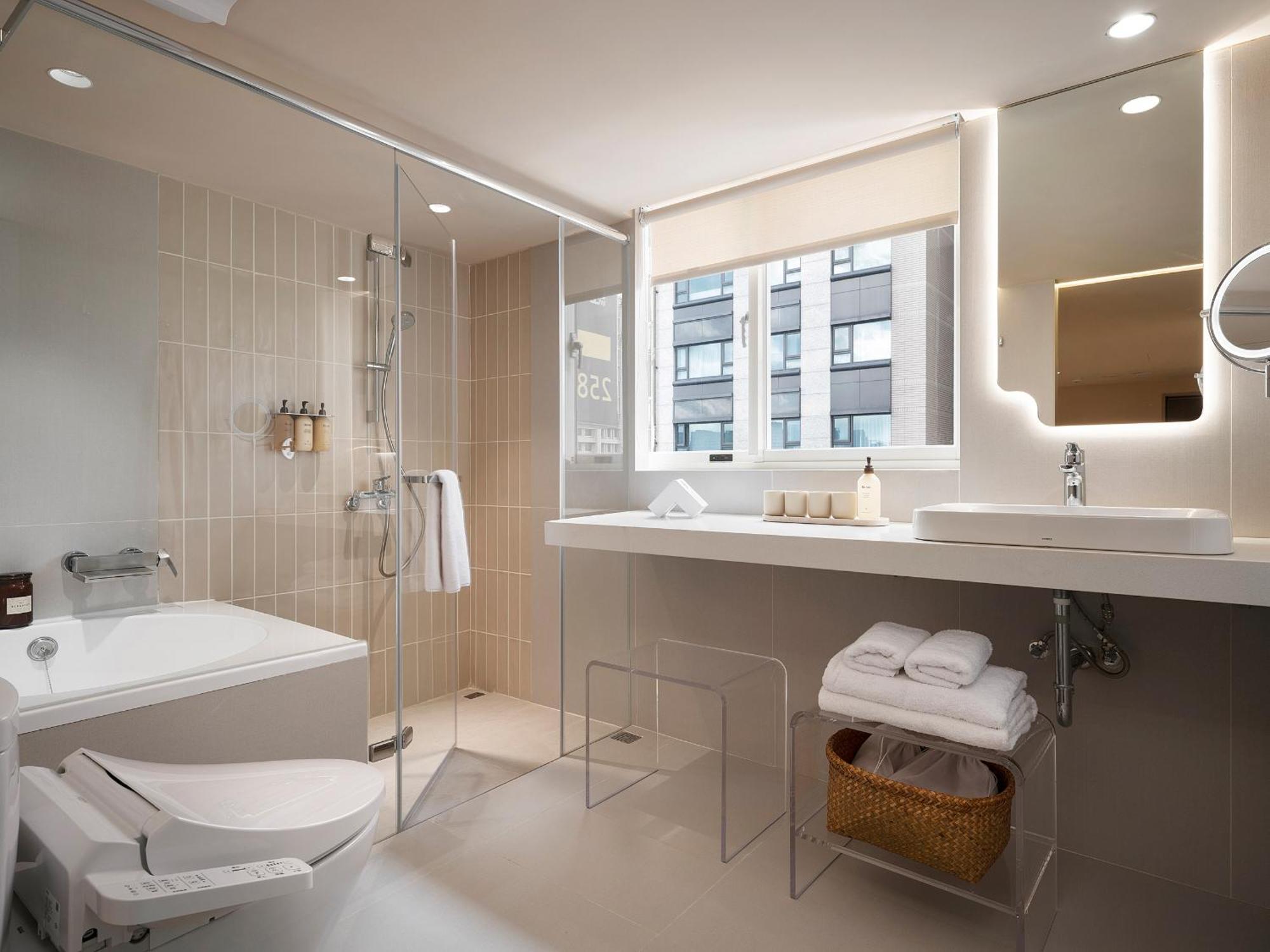 Standard Quadruple Room Bath Tub