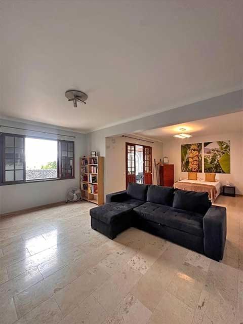 Estudio con balcón