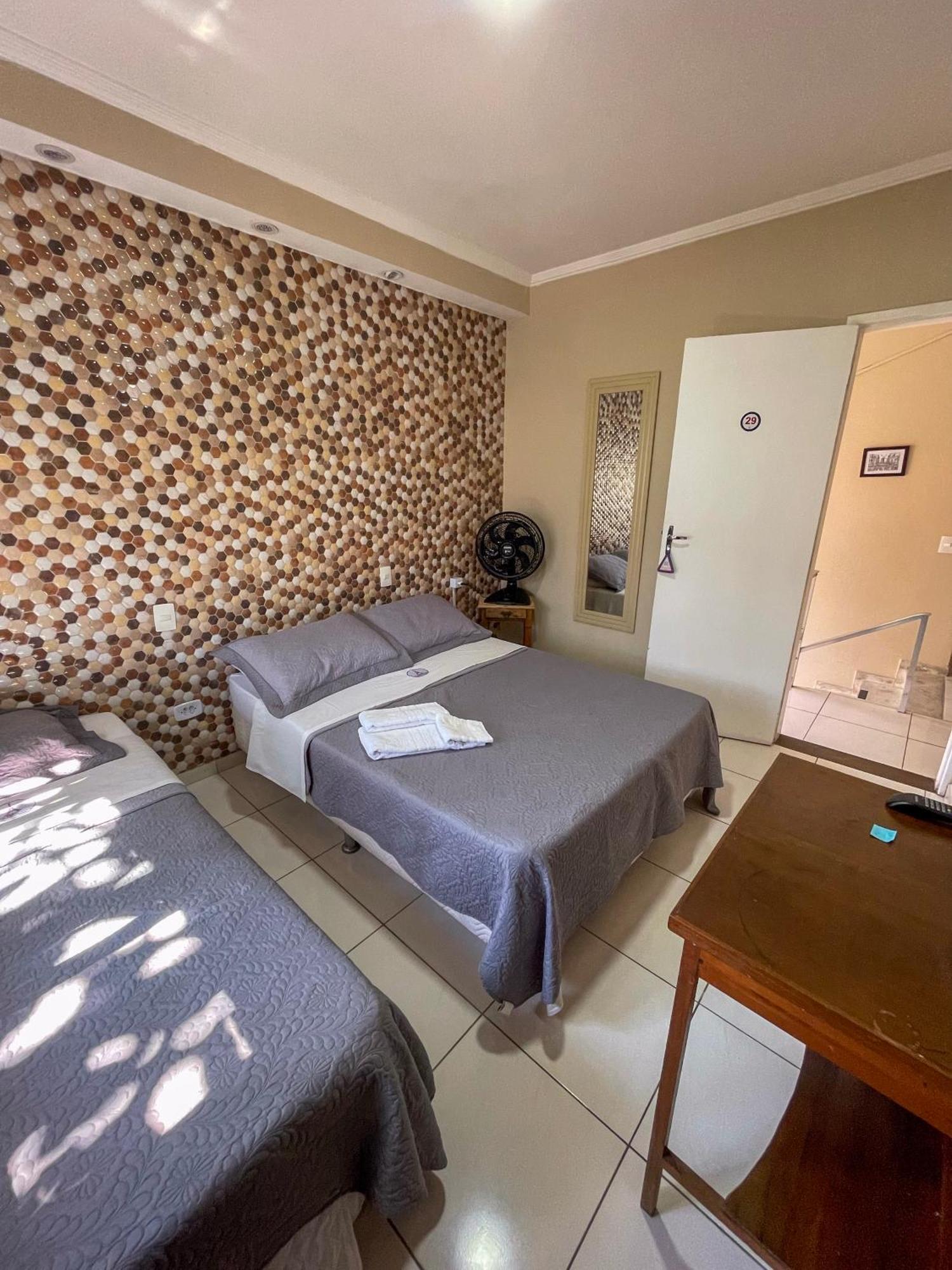 Quarto Triplo com Banheiro Compartilhado