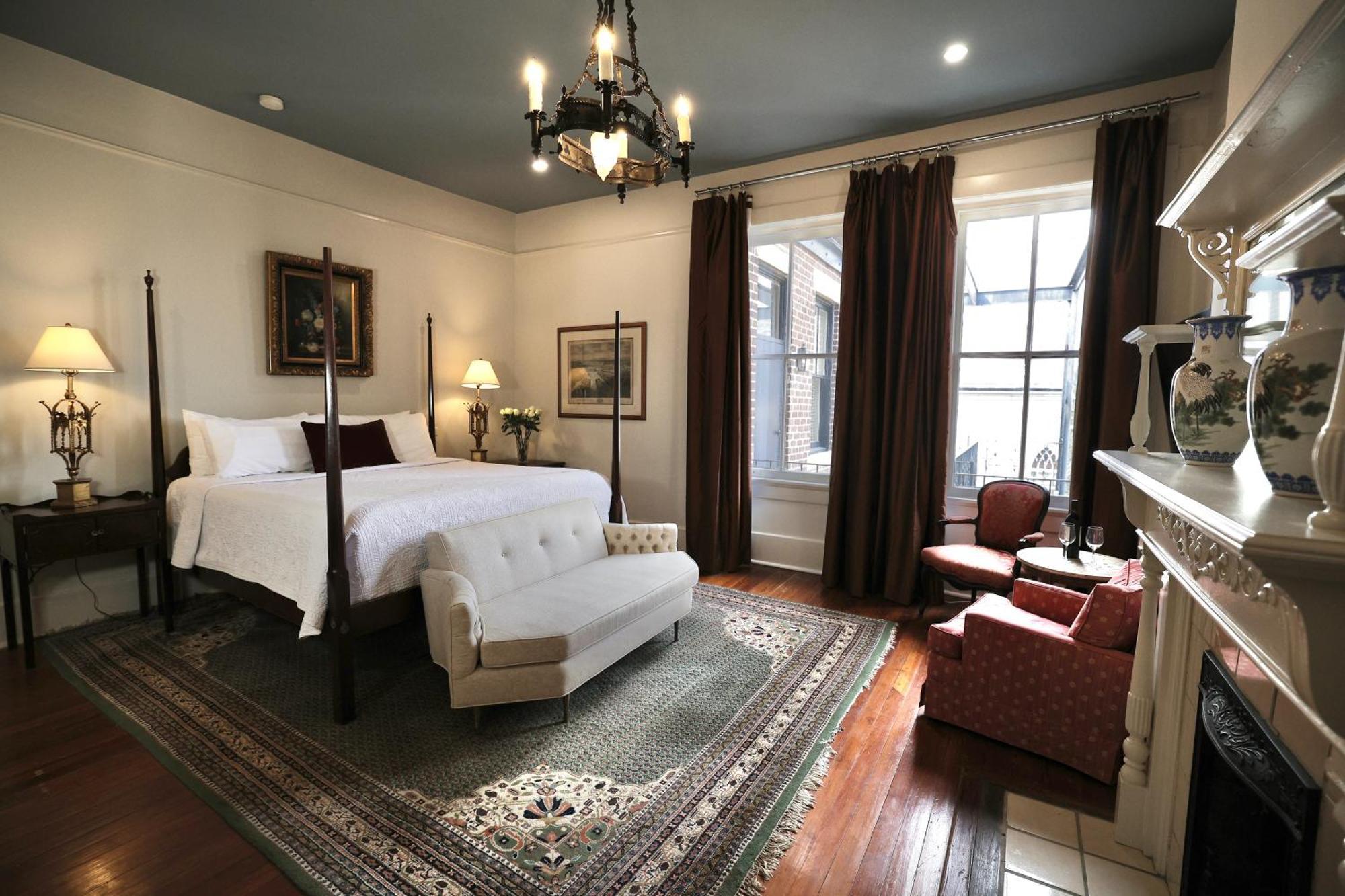 Deluxe Double Room (2 Adults + 1 Child),1677884000:JPEG