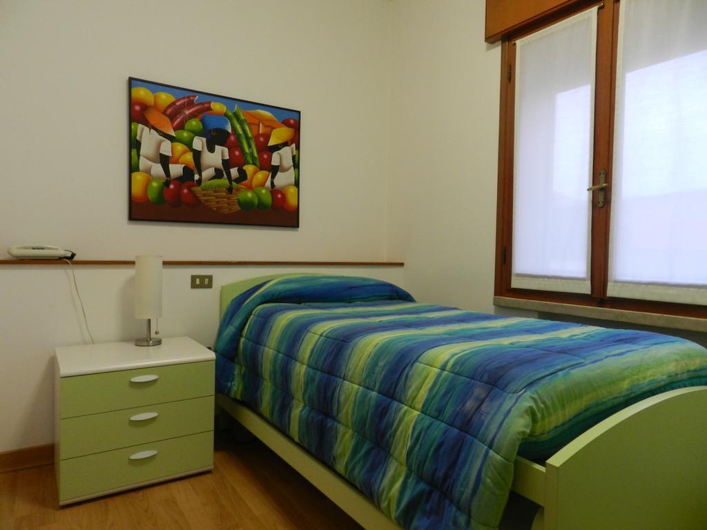 Single Room with Private Bathroom,170726073:JPEG