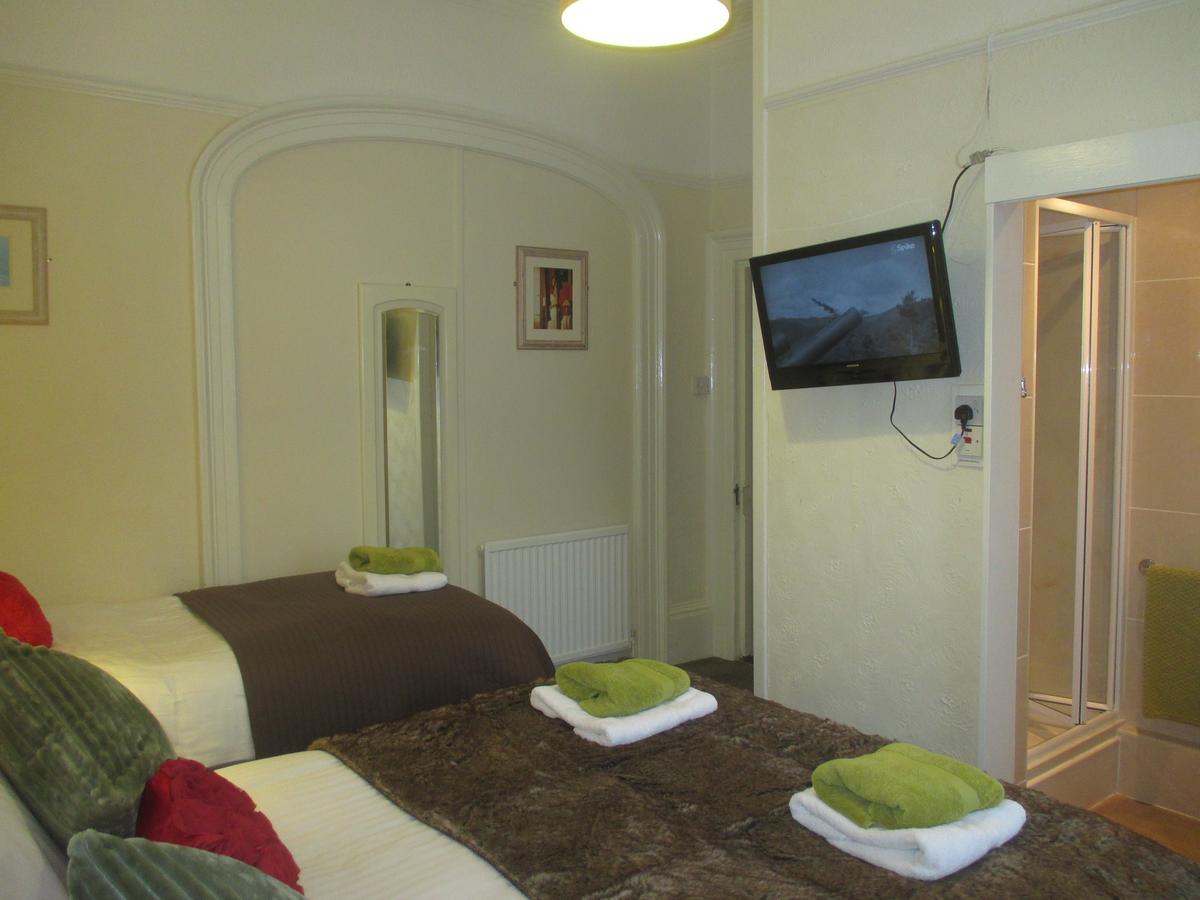 Tweepersoonskamer met 2 Aparte Bedden en Douche
