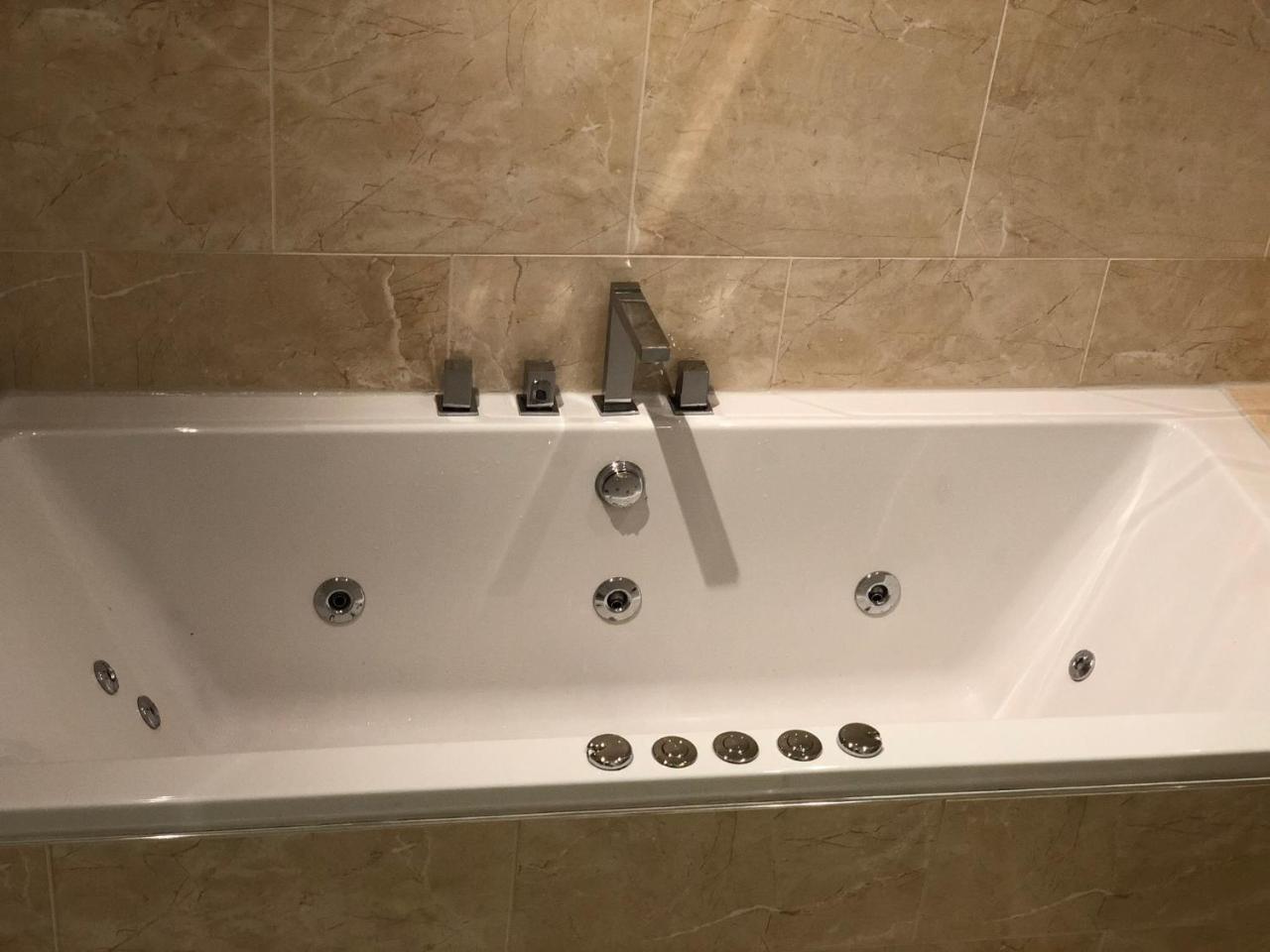 Deluxe Double Room Bath