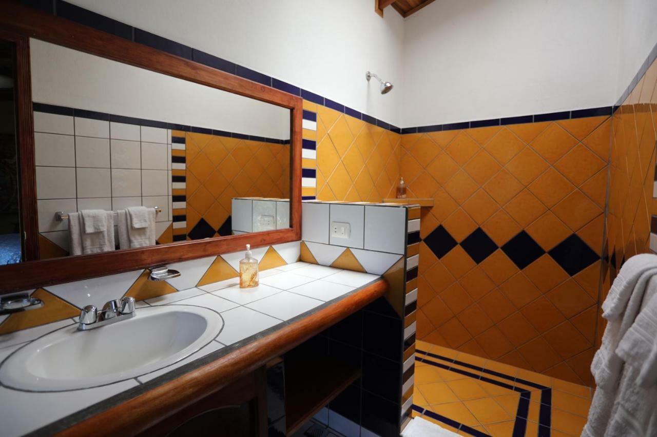 Habitación con cama extragrande.