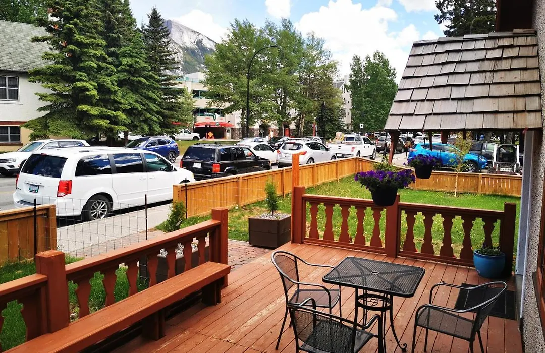 Riverfront Estate Bed&Breakfast Banff-1