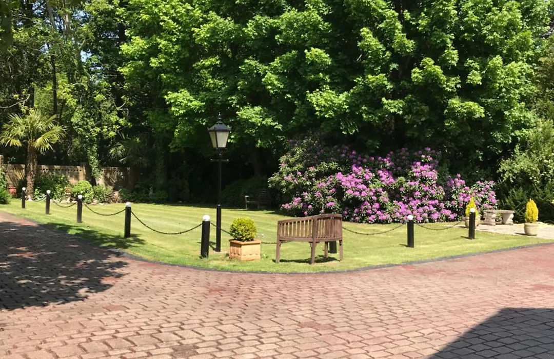 Tanglewood Gatwick Bed & Breakfast-1