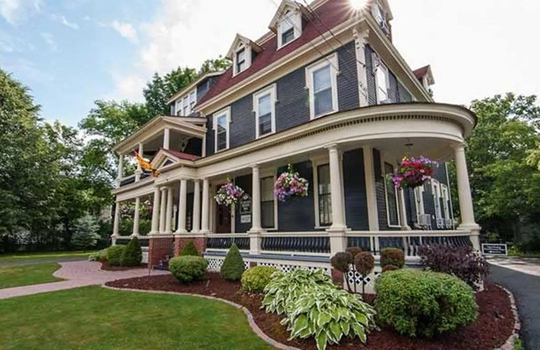 Carriage House Inn-1
