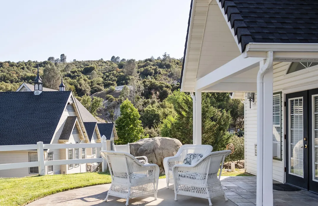 Hounds Tooth Inn-1