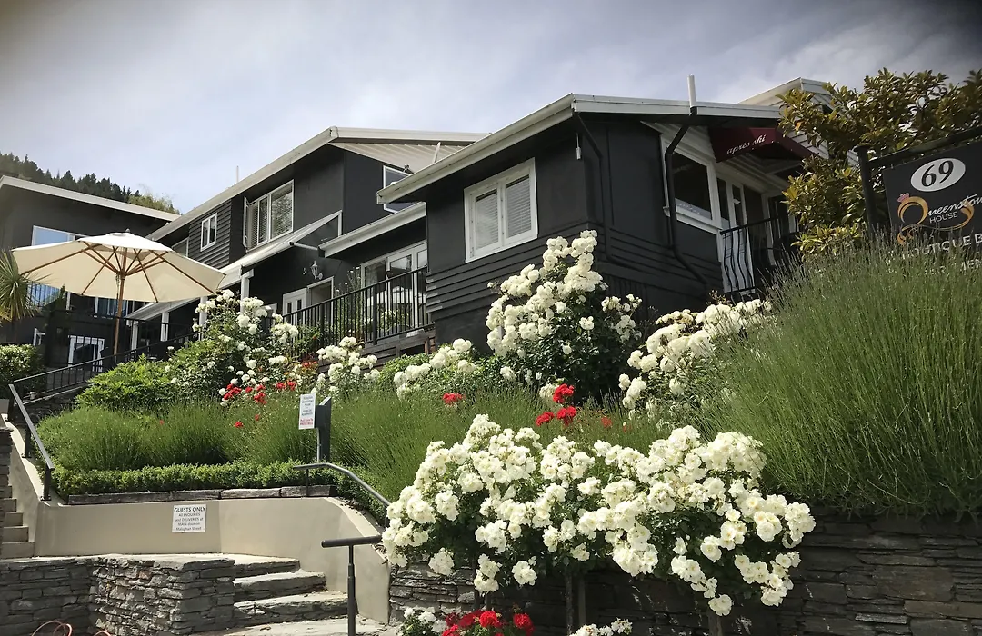 Queenstown House Bed & Breakfast And Apartments-1