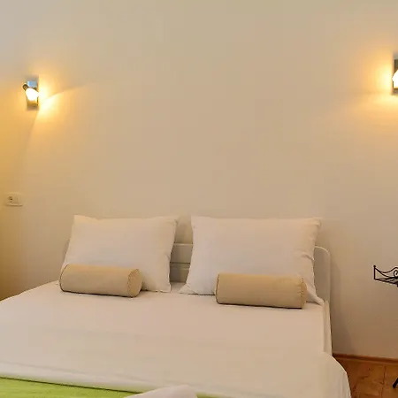 Golden B&B-3