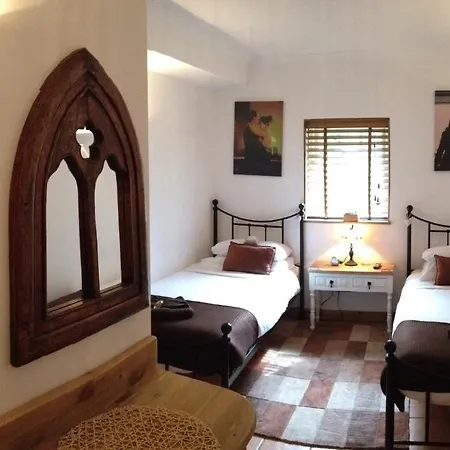 Tanglewood Gatwick Bed & Breakfast-2