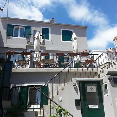 Golden B&B-2