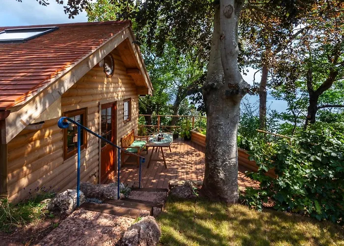 Beach hotel: Porthole Log Cabin