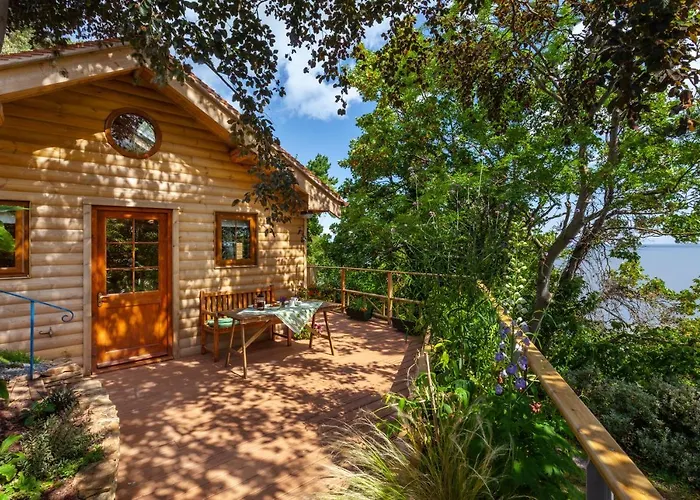 Beach hotel: Porthole Log Cabin