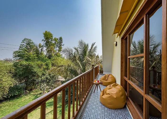 Lodge: Saffronstays Happy Fields - 3Br Pet-Friendly Pool Farmhouse With Farm Views, Hammocks & Farm-To-Table Dining Near Pune