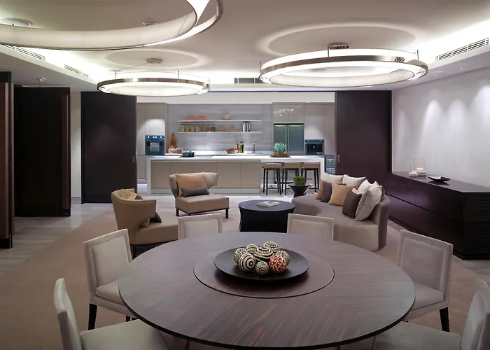 Hotel near College: New World Makati Hotel, Manila