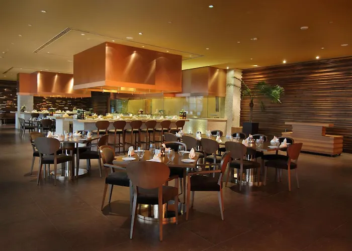 Hotel with pool: Radisson Blu Hotel New Delhi Paschim Vihar