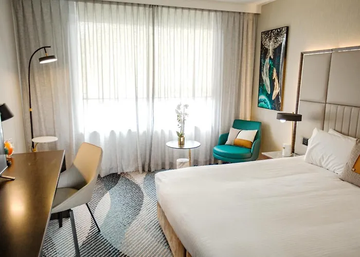 Pet Friendly hotel: Royal Pacific Hotel