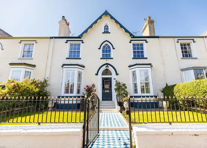 Abbey Lodge, - Period Townhouse, 5 Bedrooms & Bathrooms, With Hot Tub & Private Parking