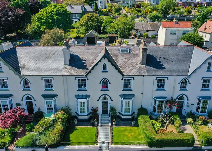 Abbey Lodge, - Period Townhouse, 5 Bedrooms & Bathrooms, With Hot Tub & Private Parking