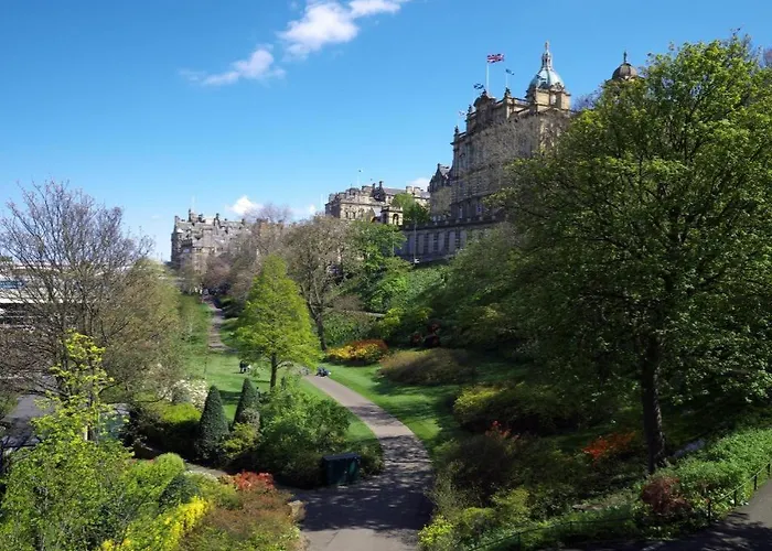 Cheap hotel: Travelodge Edinburgh Central Queen Street
