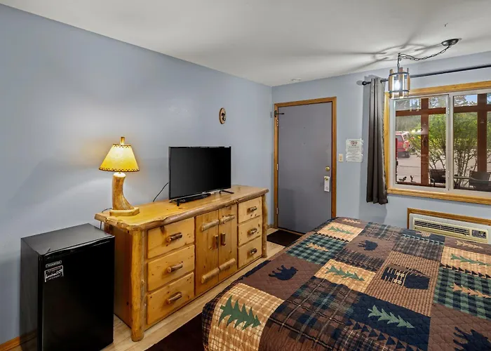 Motel: The Lookout Lodge