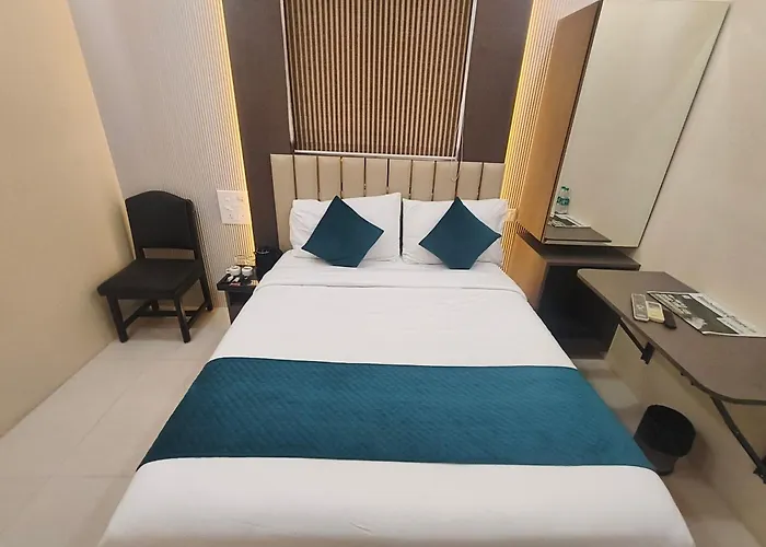 Luxury hotel only: Hotel Triton Sion - Near Us Embassy - Hotel Near Bkc