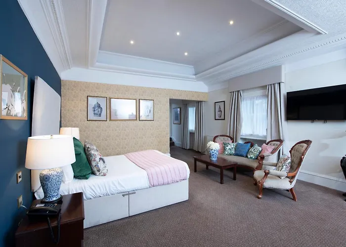 Golf hotel: The Royal George Hotel