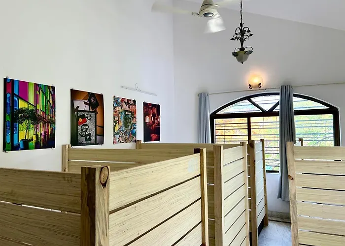 Hostel: Hostel Lifespace- Tailor Made For Working Professionals- Luxurious Twin Bungalow With Cowork- Only 3 And 4 Share Rooms