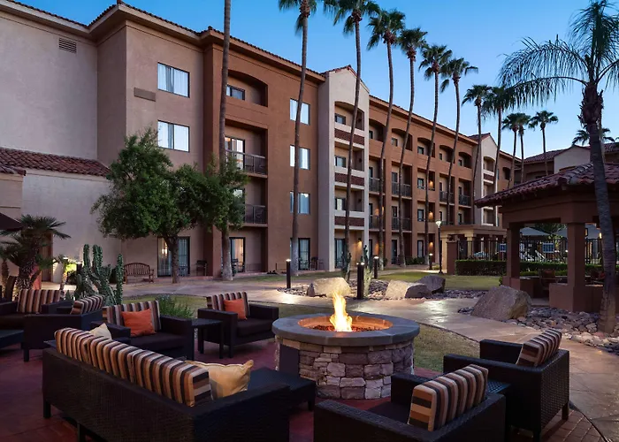 Hotel with pool: Sonesta Select Phoenix Camelback