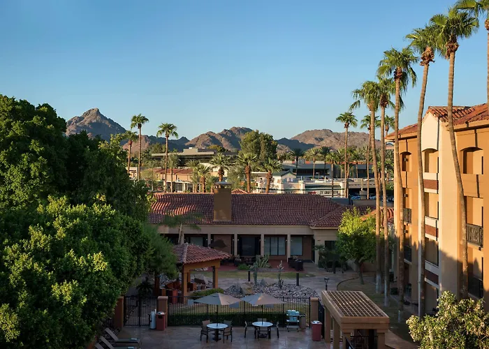 Hotel with pool: Sonesta Select Phoenix Camelback