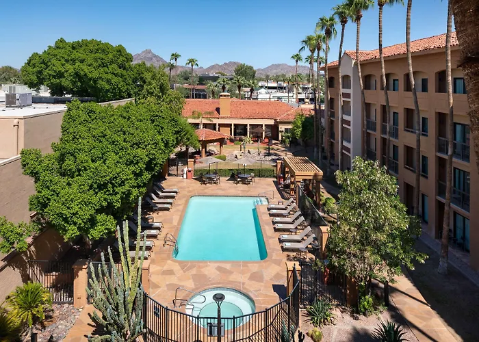Hotel with pool: Sonesta Select Phoenix Camelback