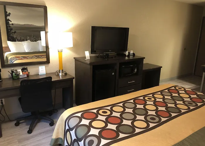 Cheap hotel: Super 8 By Wyndham Redding