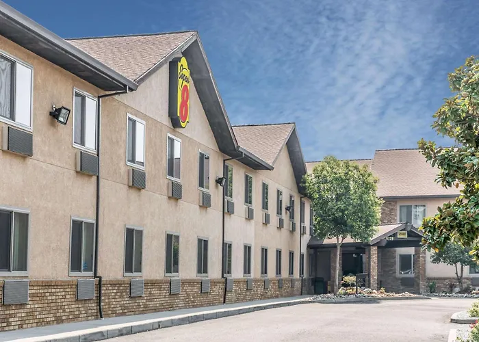 Cheap hotel: Super 8 By Wyndham Redding