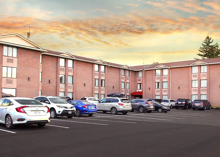 Hotel near College: Diplomat Inn