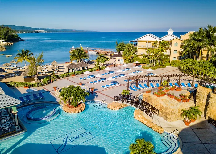 Hotel with pool: Jewel Paradise Cove Adult Beach Resort & Spa