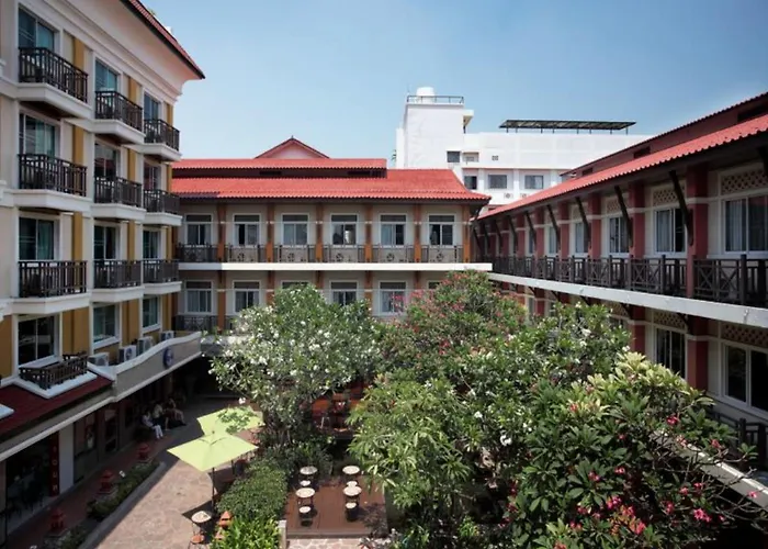 Rambuttri Village Plaza