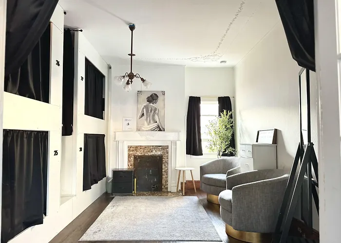 Hotel near College: Burlington Stay