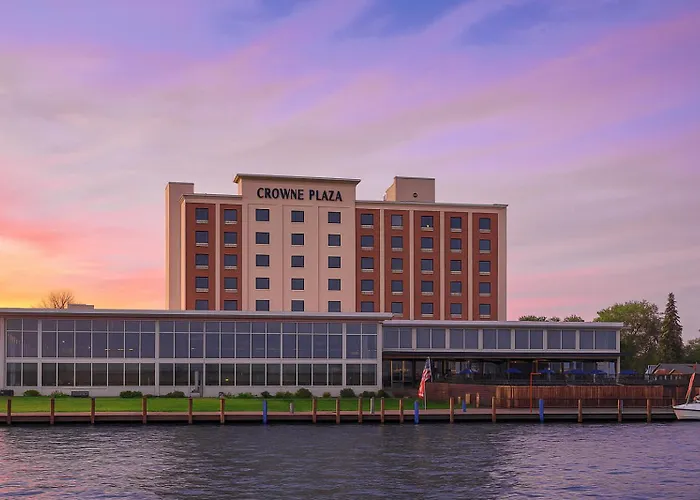 Family Hotel: Crowne Plaza Niagara Falls Ny - Riverside By Ihg