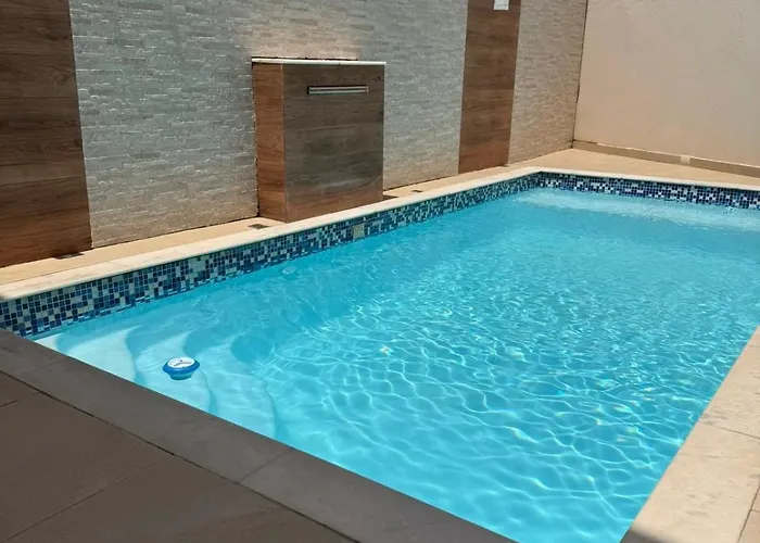 Flats e kitnets em Caraguatatuba Recanto Família Gomes com piscina, cozinha, garagem, seu pet é bem vindo