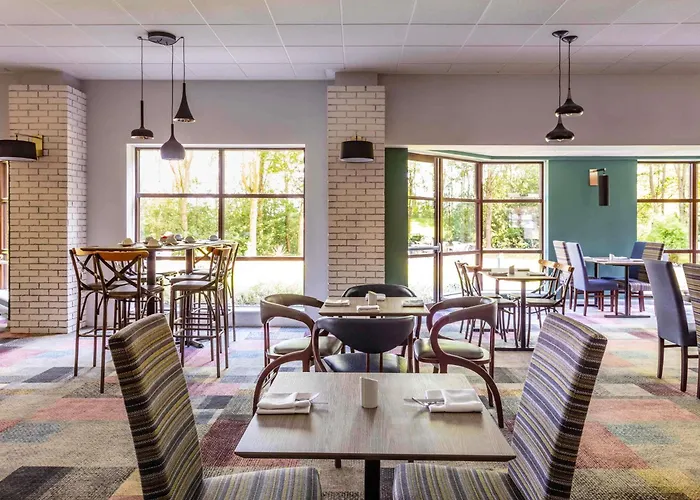 Hotel with pool: Novotel Newcastle Airport