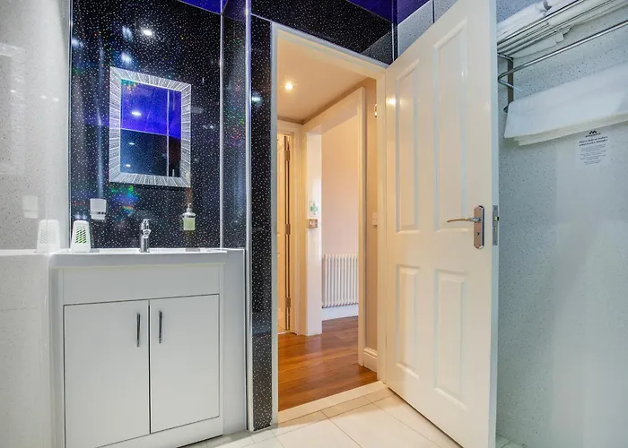 Guest house: Marlborough Hotel