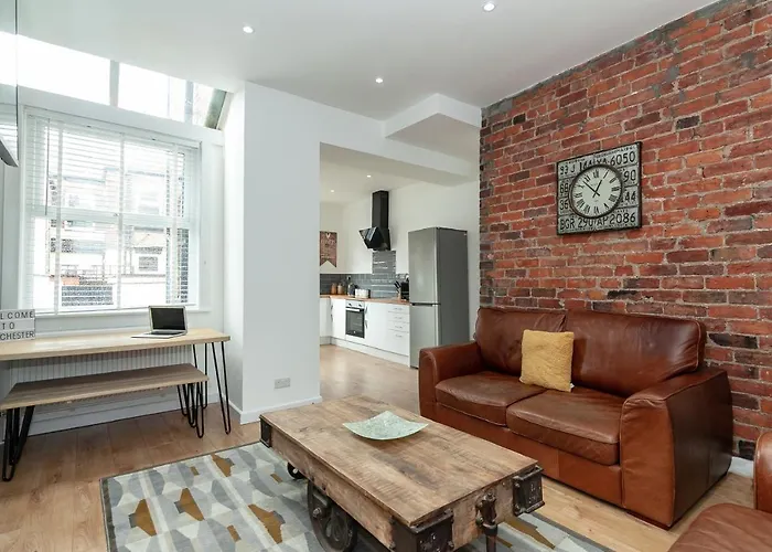 Park House - Large 3 Bedroom Victorian House, 10 Mins From Manchester